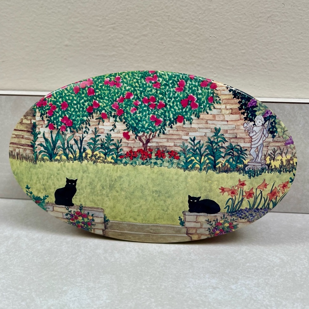 Vintage Garden Cats Sue Boettcher Collector Tin by Grumbridge